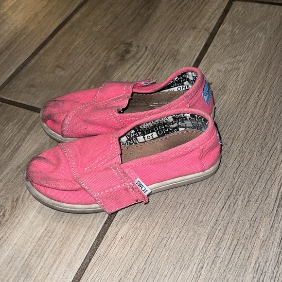 2 size 9 girl shoes Toms - Picture 5 of 6